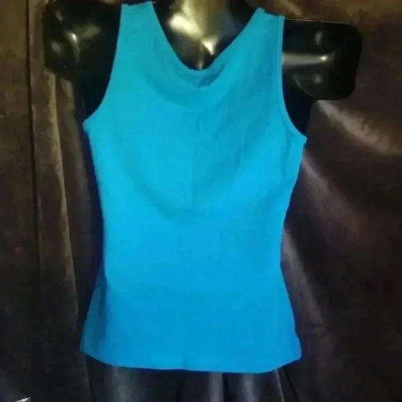 Metro style sleeveless top! - Picture 2 of 2